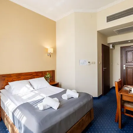 Hotel Piast Centrum 3*